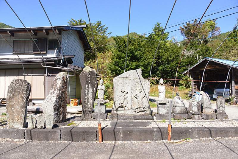 下村（しもむら）祭場の石仏群