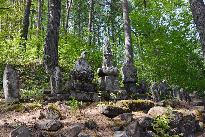 血取場後山の石仏群