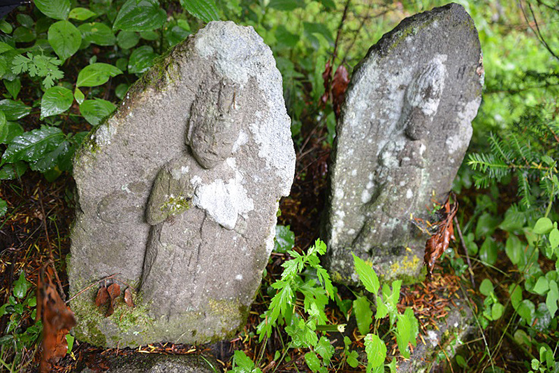 原家先祖代々の墓下の石仏