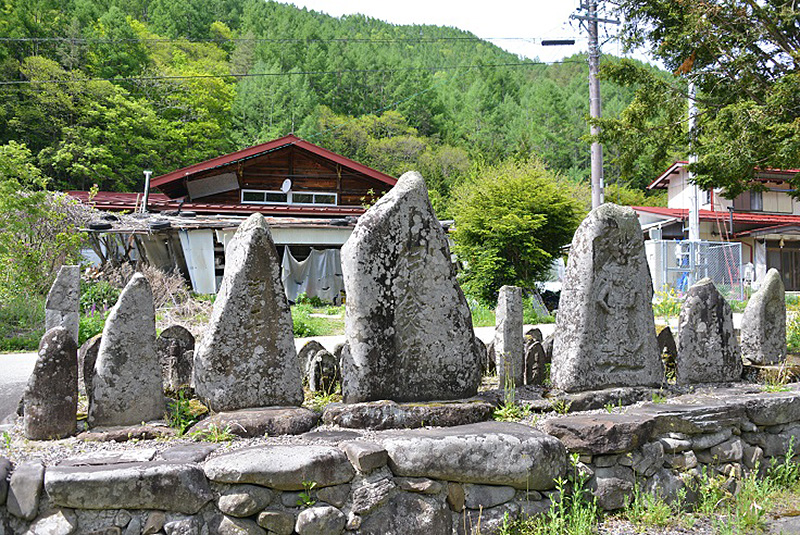 牧の祭場の石仏群
