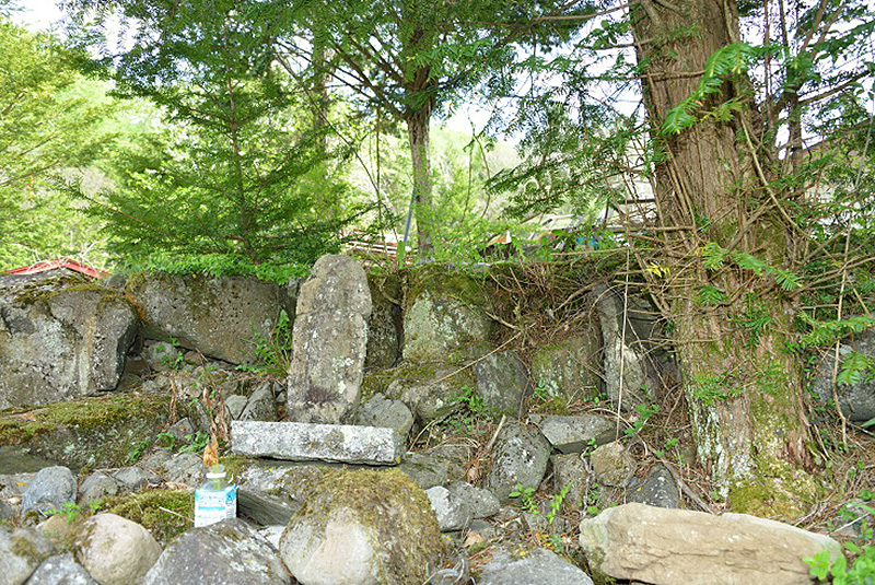 牧の民家裏側の石仏