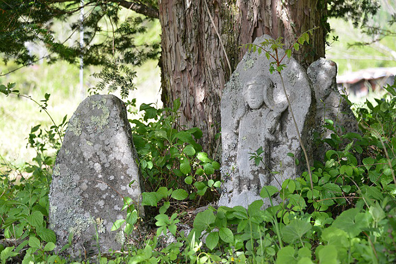 神真木（かんまき）農道脇イチイの根本の石仏
