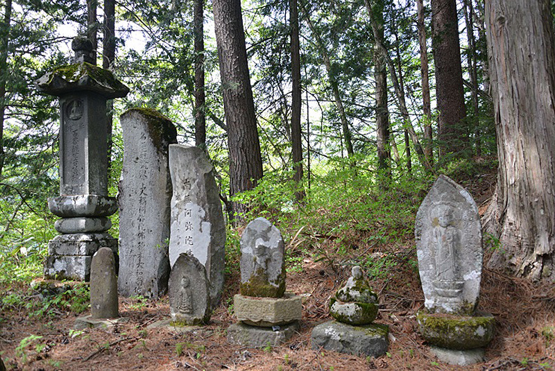 前坂峠尾根づたいの石仏群