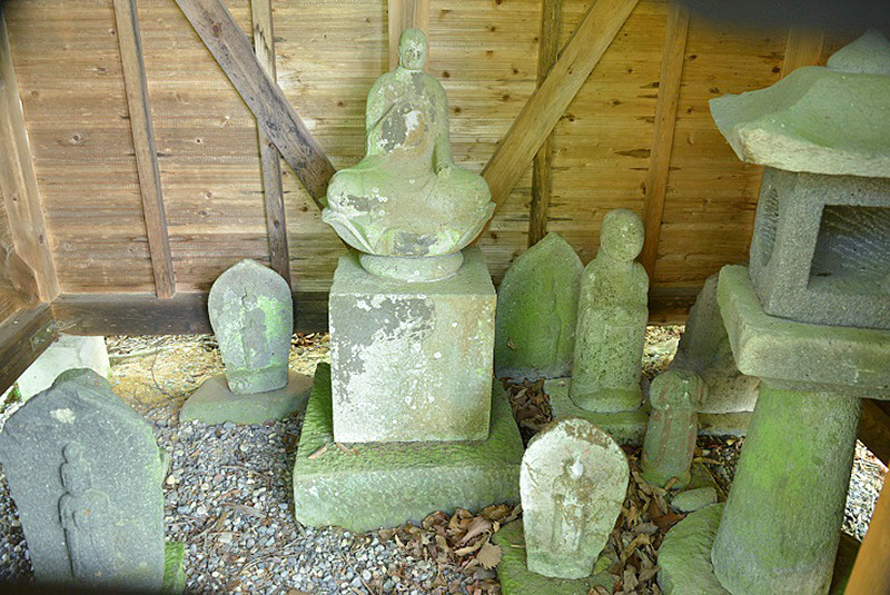 前坂峠尾根頂上の覚明堂の石仏