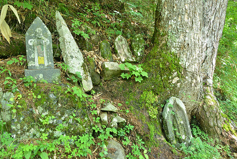前坂峠南側歩道の中腹の石仏
