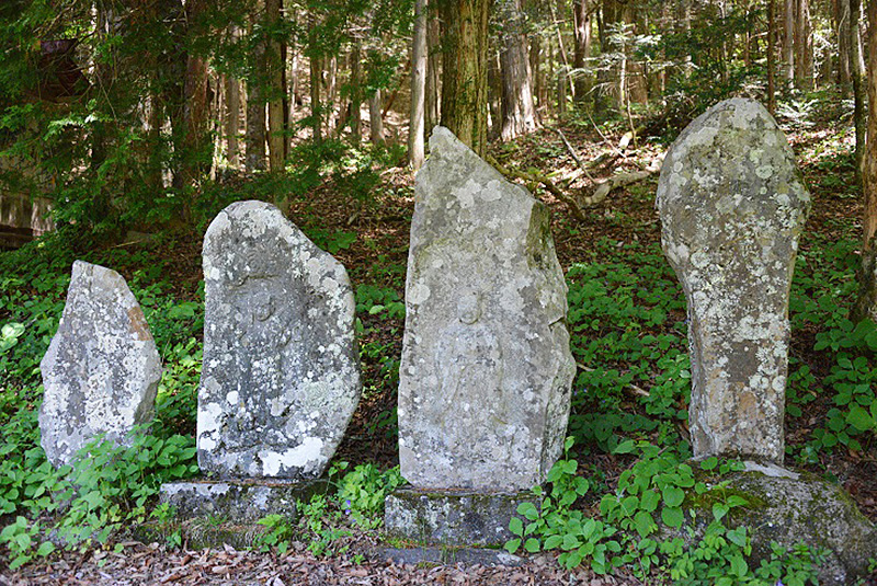 森越（もりこし）幡神社境内の石仏