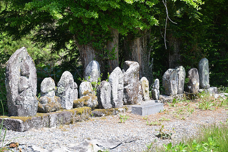 森越八幡神社参道の石仏群