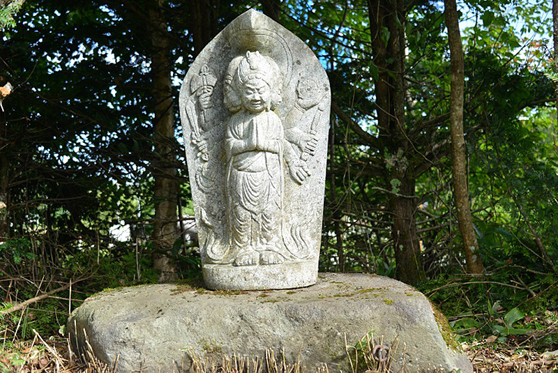 旧名鉄木曽馬牧場厩舎跡地の石仏