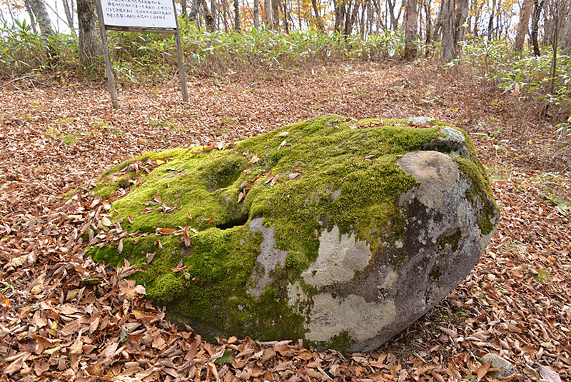長峰峠頂上付近の木曽義仲の駒掛岩