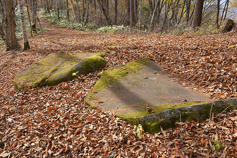 長峰峠頂上付近の木曽義仲の腰掛岩